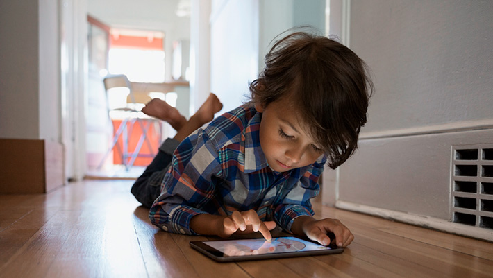 Как безопасно для зрения ребенка пользоваться компьютерами и смартфонами