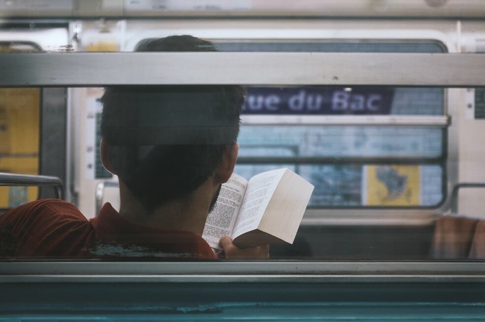 Действительно ли вредно читать в транспорте?