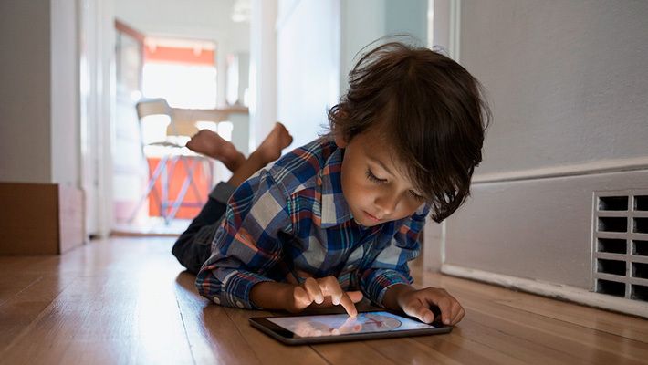 Как безопасно для зрения ребенка пользоваться компьютерами и смартфонами