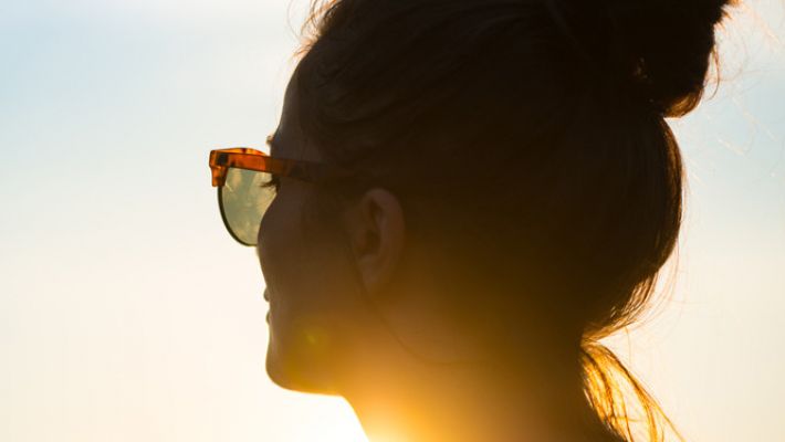 Защита глаз от ультрафиолетового излучения.