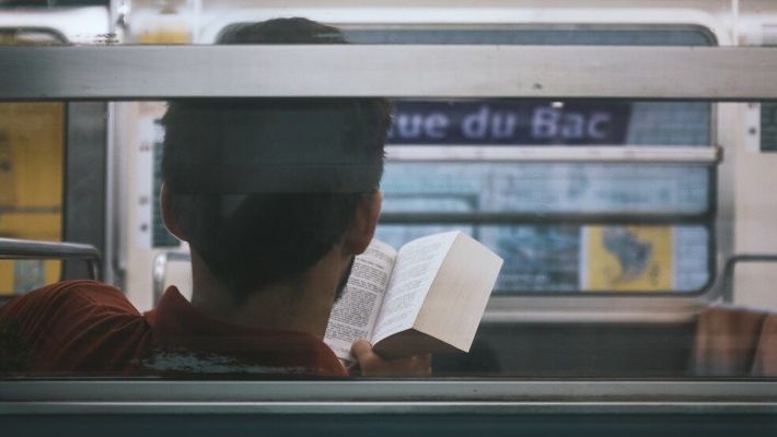Действительно ли вредно читать в транспорте?
