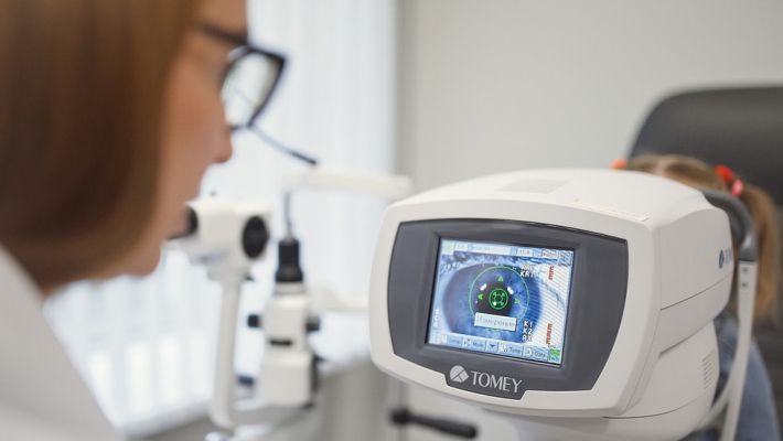 С праздником всех тех, кто обеспечивает нам здоровое зрение и ясный взгляд!