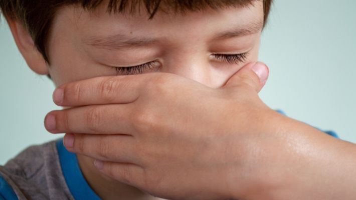 Почему слезятся глаза?