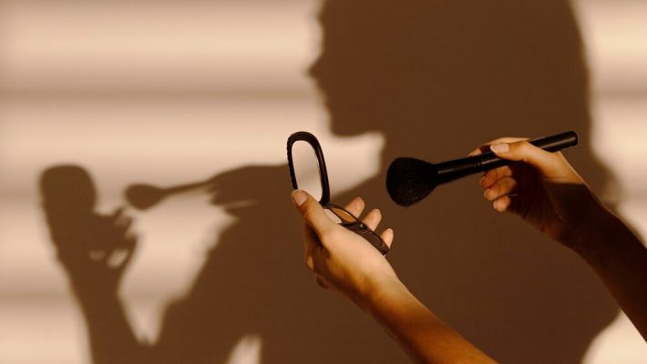 Как правильно снимать макияж с глаз?