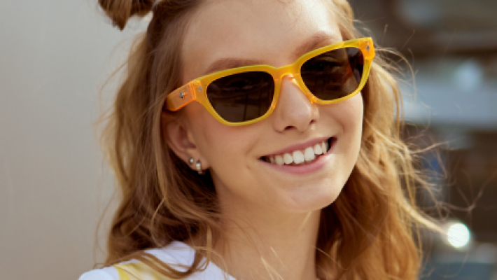 Как выбрать удобную и модную оправу для подростков?