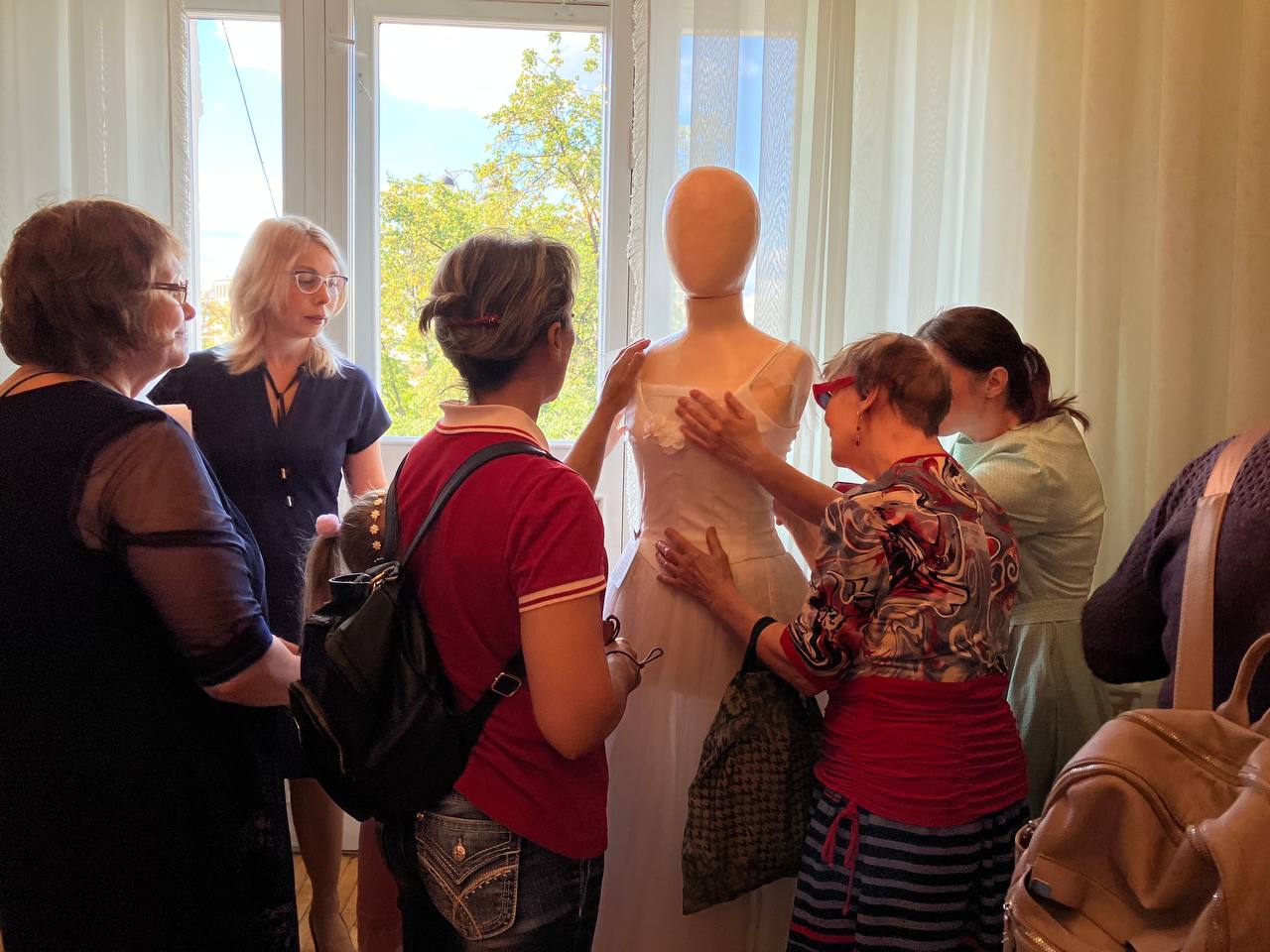 «Каменный цветок» с предисловием: новый сезон театра открыт экскурсией для незрячих и слабовидящих зрителей