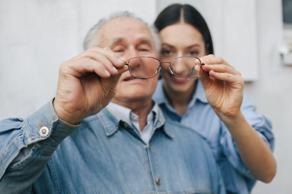 Как поддерживать зрение родителей дома (и почему разговор «мам, сходи к врачу» не работает)